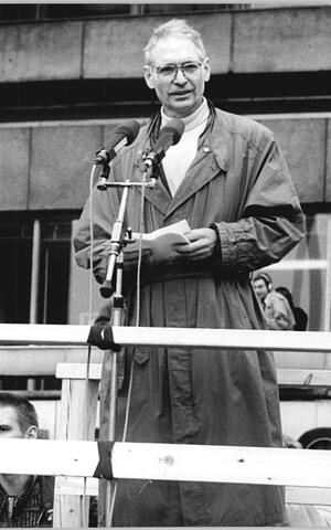  Bei der Demonstration auf dem Alexanderplatz in Berlin am 4. November 1989 war Jens Reich einer der Redner